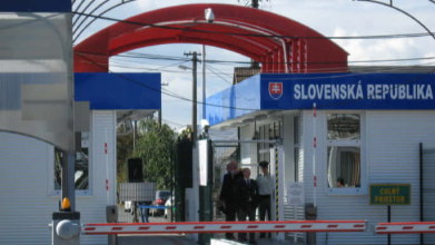 Перевізники Словаччини почали блокувати рух вантажівок на кордоні з Україною