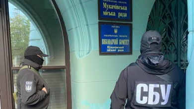 НАБУ та СБУ проводять обшуки у мера Мукачева через незаконне привласнення стадіону