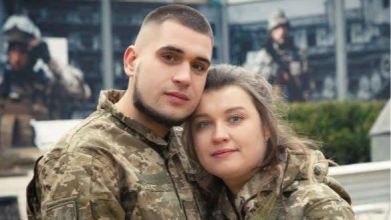 Знайшли кохання у черзі до ТЦК: історія подружжя військових із Волині