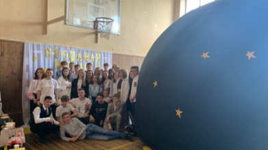Свято у планетарії: у Луцьку «класна мама» влаштувала сюрприз своїм випускникам