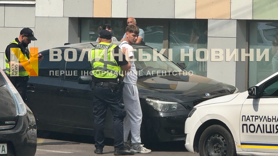 У Луцьку BMW вилетів на зустрічну та зніс обмежувальні стовпці: водія затримала поліція