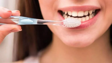 До чи після сніданку: стоматологи пояснили, коли краще чистити зуби зранку