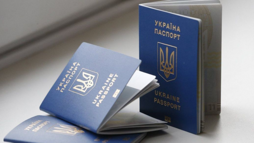 Закінчується термін дії закордонного паспорта, як отримати документ в іншому місті: відповіді ДМС