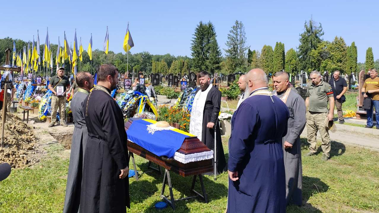 Овдовіла дружина, без батька залишилися дві донечки: на Волині попрощались з Героєм Віктором Галабурдою