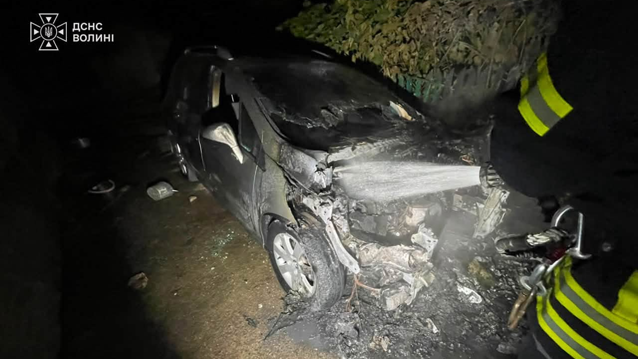 Вночі на Волині горів легковий автомобіль