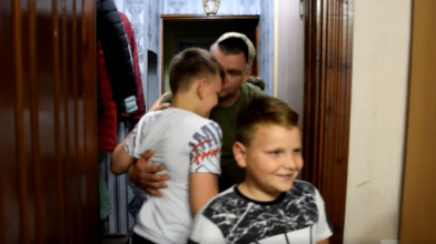 Декілька місяців воював на Донеччині: показали зворушливе відео зустрічі волинського прикордонника з сім'єю