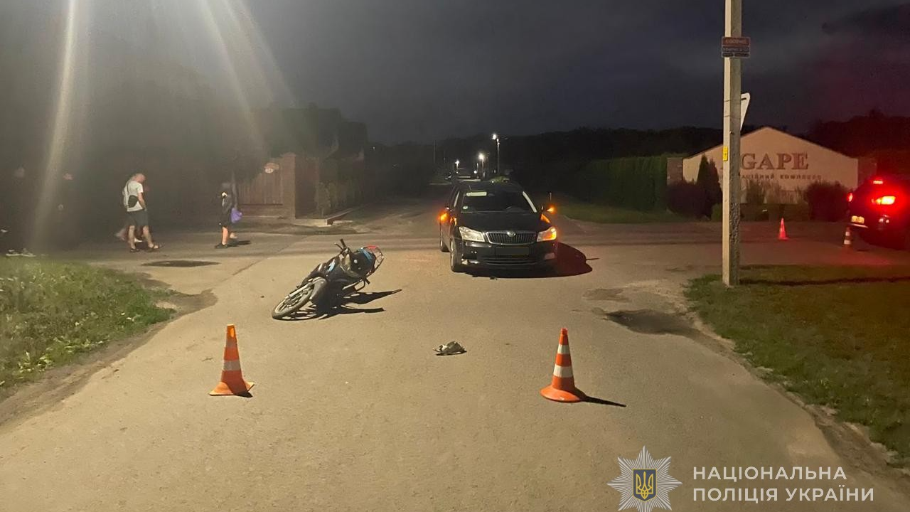 На Волині 13-річний хлопець за кермом авто збив 17-річну пішохідку, а 16-річний скутерист не розминувся з легковиком