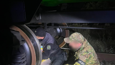 Сигарети у колісних парах: на Волині прикордонники викрили незвичайну схованку у вантажному потязі