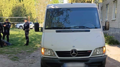 У Луцькому районі водій буса наїхав на патрульного, порушника зупиняли із застосуванням зброї