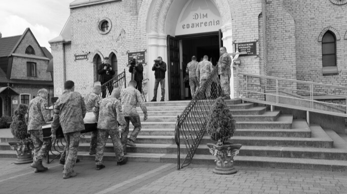 Загинув внаслідок авіаудару: у Луцькій громаді попрощалися з 43-річним Героєм Олександром Карчевським