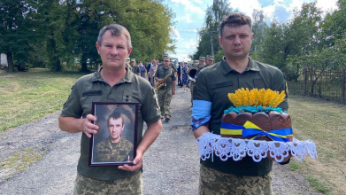 Понад 5 місяців чекали на диво: на Волині попрощалися із загиблим воїном Вадимом Королюком