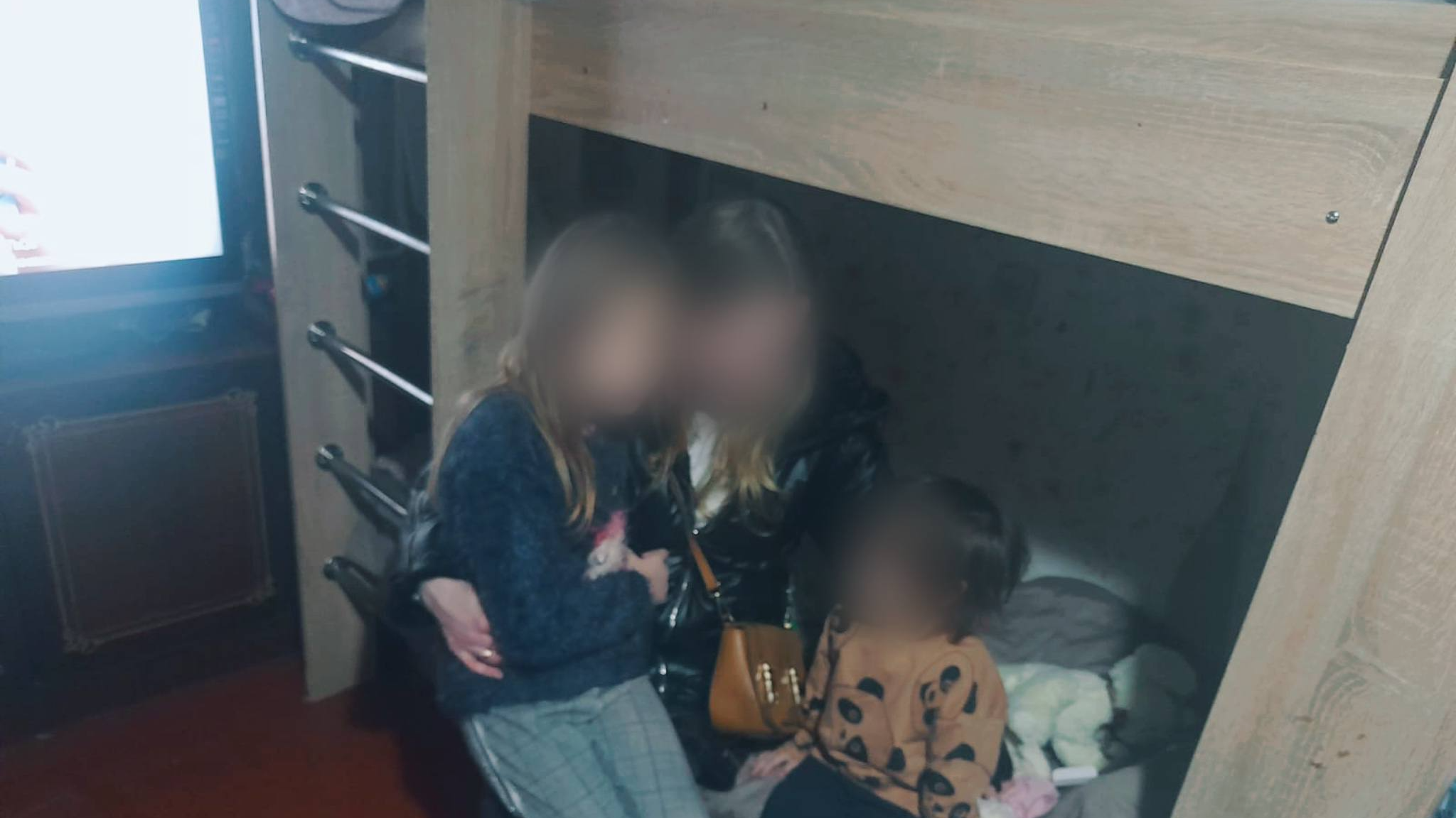 У Луцьку п'яна матір залишила двох маленьких доньок без нагляду