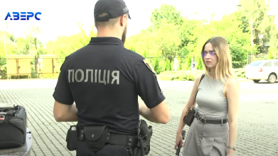 Кидався з кулаками: у Луцьку чоловік побив поліцейського прямо у відділку