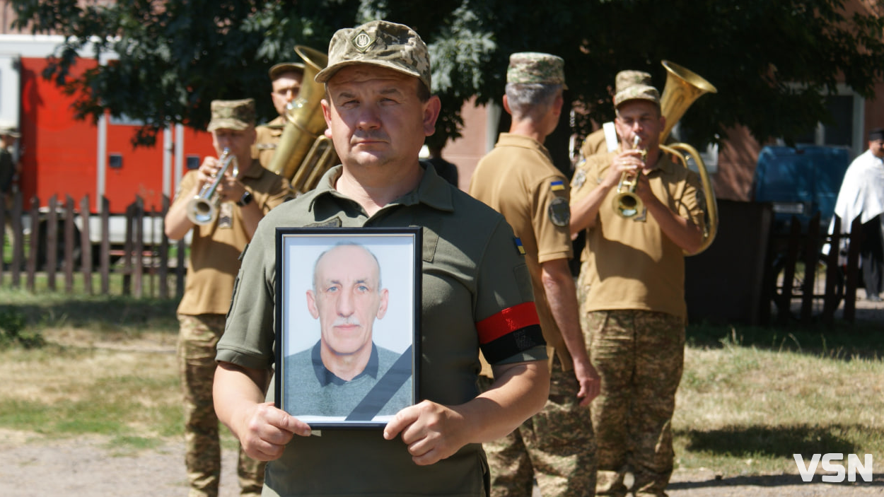 Рідні сподівалися, що в полоні, але дива не сталося: у Рожищі провели в останню путь воїна Миколу Катеринюка