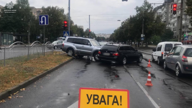 Аварія у Луцьку: водій «Міцубісі» врізався в огородження та «БМВ»