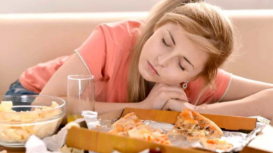 Чому після їжі накриває сонливість: причини та поради