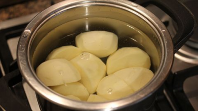 Не виливайте воду після картоплі: 8 несподіваних способів використання