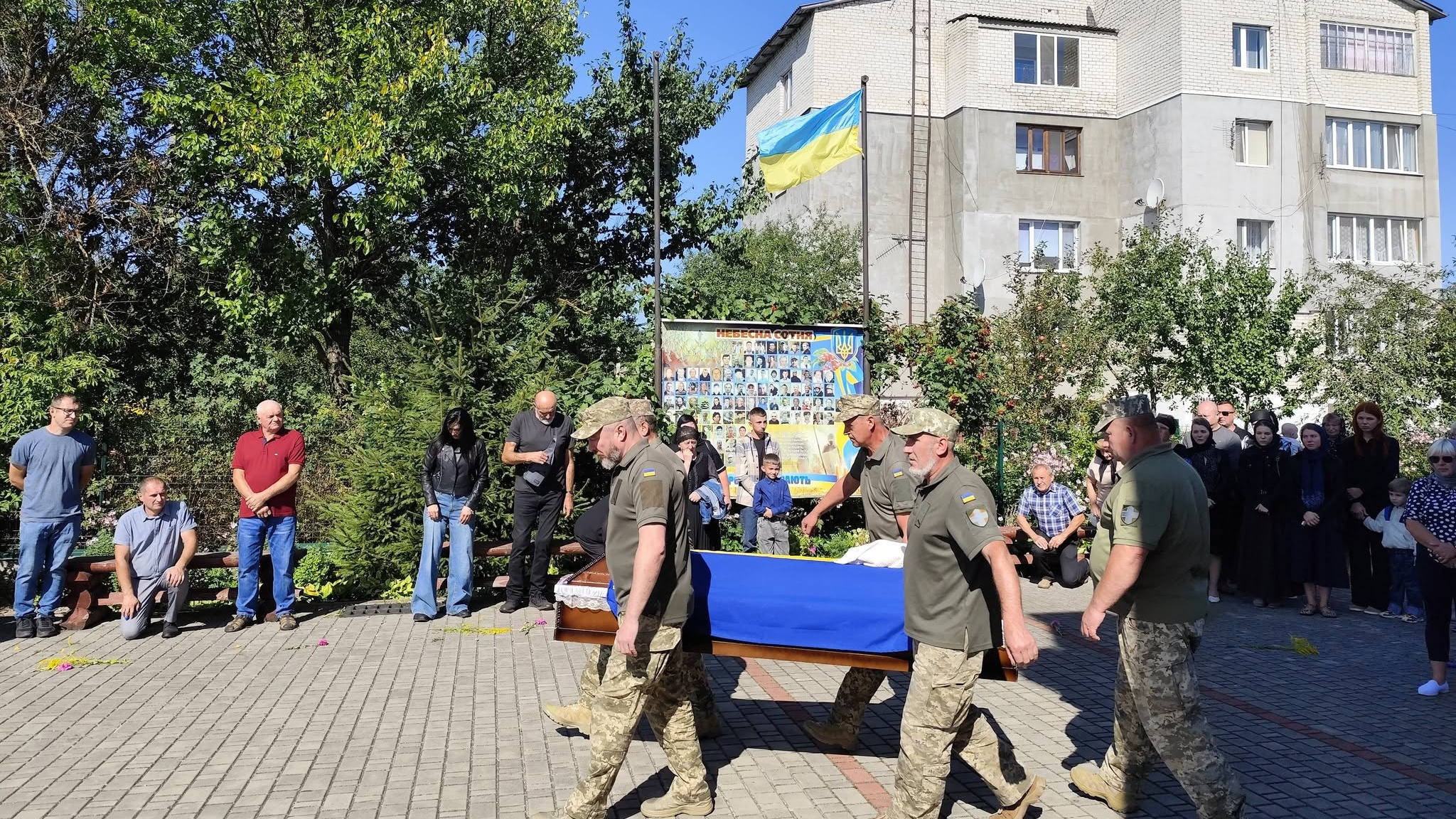 На Волині попрощалися із 40-річним воїном Олександром Вахнованом, який загинув у ДТП