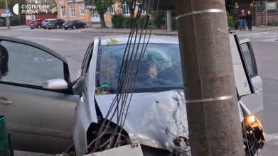 У Луцьку автівка влетіла у стовп: є постраждалий