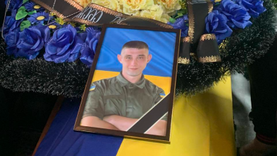 У Луцькому районі священник провів чин похорону загиблого воїна Івана Зелінського, якого менш ніж рік тому вінчав