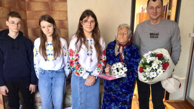Радіє п’ятьом онукам і чотирьом правнукам: волинянка відзначила 90-річчя