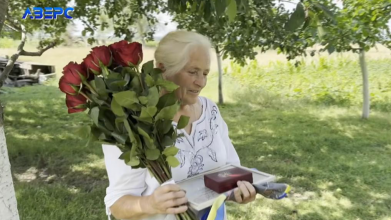 Після гучної відмови: мати полеглого Героя з Волині прийняла «Золотий хрест» із рук побратимів сина