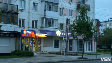 Проїзд частково ускладнений: у центрі Луцьку впала електроопора. Фото