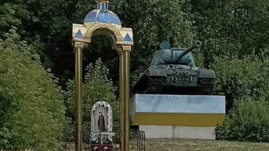 Такі ж Росія досі відправляє на фронт: у селищі на Волині стоїть радянський танк «Йосип Сталін»