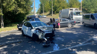 В обох авто - значні пошкодження: у Луцьку на Глушець - ДТП. Оновлено