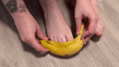 Як за допомогою бананової шкірки зробити доглянутими стопи