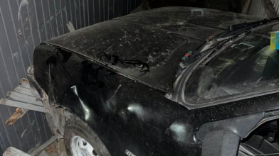 П'яна водійка на Mercedes врізалася в паркан біля Луцька та втекла з місця ДТП