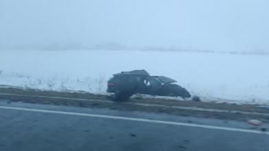 На Волині водій вантажівки виїхав на зустрічну та зіткнувся з Jaguar, від удару легковик злетів у кювет