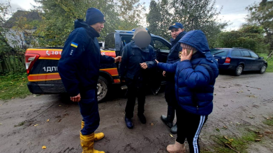 На Волині відшукали чоловіка, який цілу добу проблукав у лісі