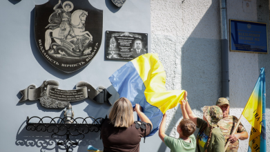 Навіки 38: на Волині відкрили меморіальну дошку поліцейському-добровольцю Юрію Кривошапці