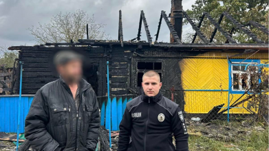 На Волині молодий поліцейський виніс з палаючого будинку чоловіка