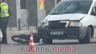 Не розминулися на перехресті: на Волині мотоцикл зіткнувся з авто