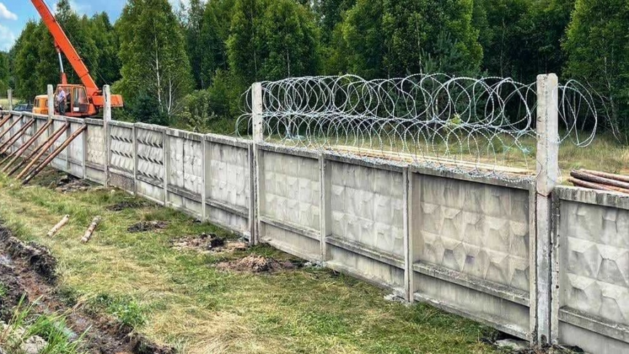 Перекопали рів та встановили паркан із дротом: на Волині укріплюють кордон із Білоруссю