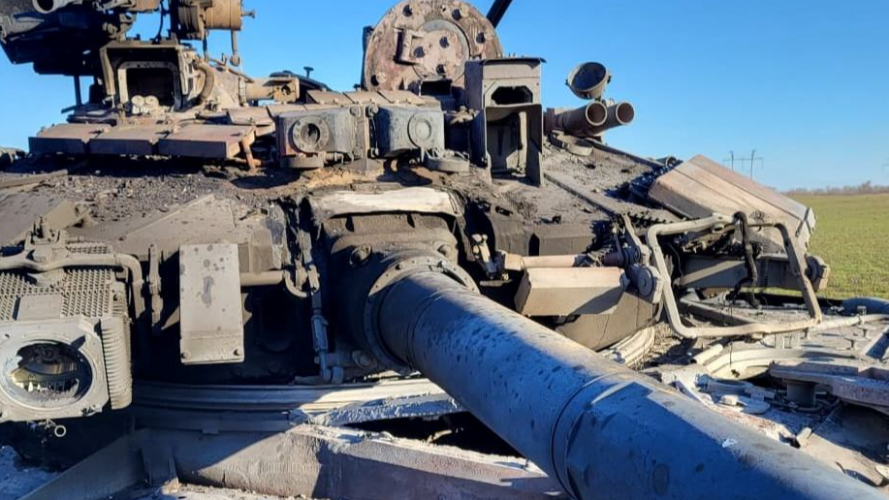 Кинув гранату в люк: бійці тероборони показали героїчні кадри знищення ворожого танка