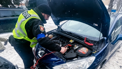 У Луцьку поліцейські допомогли водіям у яких в дорозі зламалися автівки