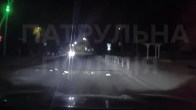 У Луцьку камери допомогли знайти жінку, яка кидала цеглу на пішохідний перехід