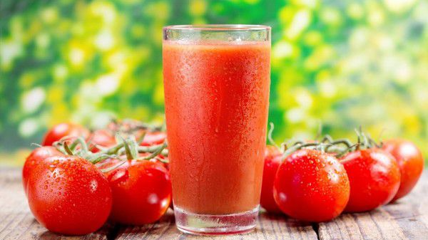 Як швидко приготувати домашній томатний сік: рецепт на зиму без соковижималки