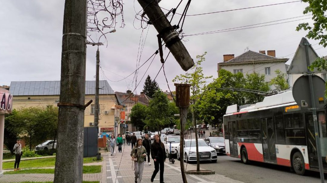 Проїзд частково ускладнений: у центрі Луцьку впала електроопора. Фото