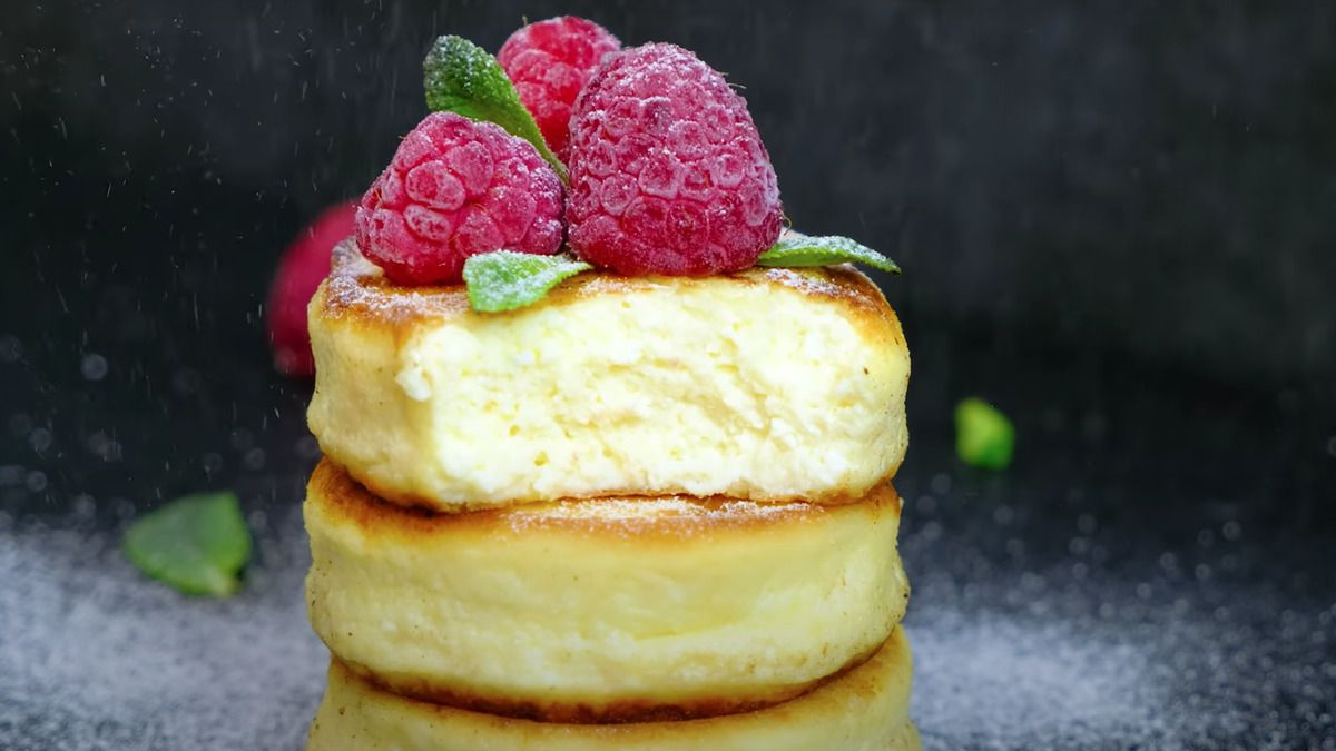 Як зробити високі та ніжні сирники: покроковий рецепт із лайфхаками