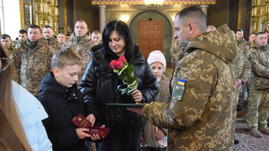 У Луцьку родинам загиблих прикордонників вручили їхні посмертні нагороди