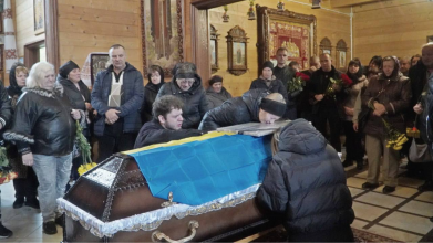 Без батька залишився син: волиняни попрощалися із загиблим захисником Петром Бондарєвим