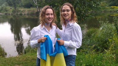 Прапор першим поклали до валізи: близнючки з Сєвєродонецька розказали, як переїхали до Луцька