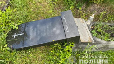 На Волині чоловік здійснив наругу над могилою: його судили