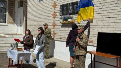 У громаді на Волині захиснику Володимиру Іщуку відкрили меморіальну дошку