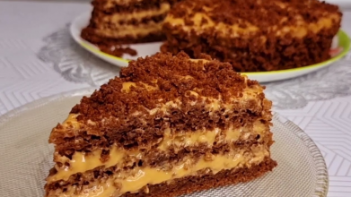 Торт на сковороді за 20 хвилин: ніжний десерт без духовки