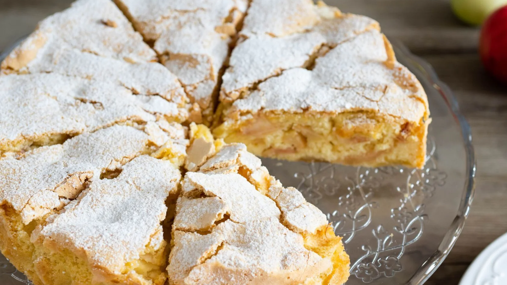 Ідеальна яблучна шарлотка: простий десерт, який завжди вдається